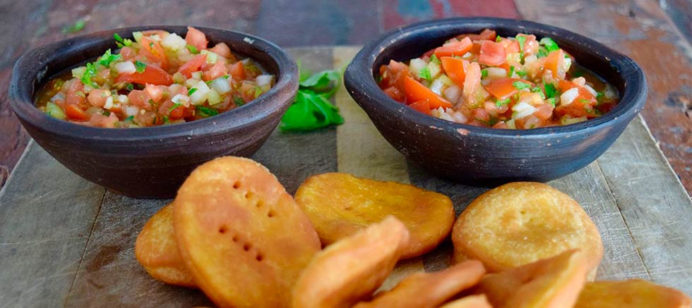 Sopaipilla con pebre